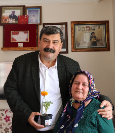 BAŞKAN YILDIZ’DAN, ŞEHİT ANNESİ RABİA BULUT’A “ANNELER GÜNÜ” ZİYARETİ