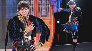 Tüm dünyanın önünde zeybek oynadı