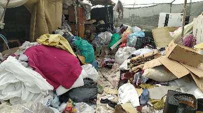 ÇİLEK MAHALLESİNDEKİ ÇÖP EVDEN 5 KAMYON ATIK ÇIKARILDI