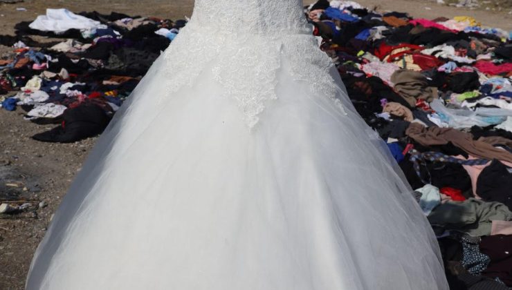 Karaduvar Sahiline Dökülen Tonlarca Giysi ve Tekstil Atığı Toplandı