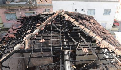 YANGINDA ZARAR GÖREN TARİHİ MERSİN EVİNİN ÇATISI TEMİZLENDİ