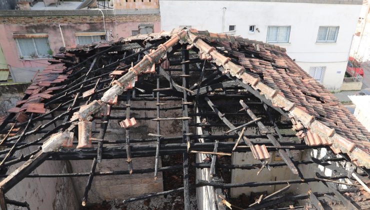 YANGINDA ZARAR GÖREN TARİHİ MERSİN EVİNİN ÇATISI TEMİZLENDİ