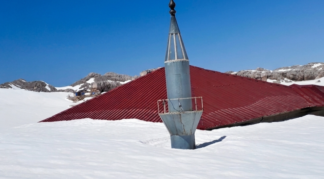 ANAMUR’UN ZİRVESİNDE 7 ASIRLIK MÜHÜR: KAŞPAZARI YAYLASI CAMİİ ZAMANA MEYDAN OKUYOR