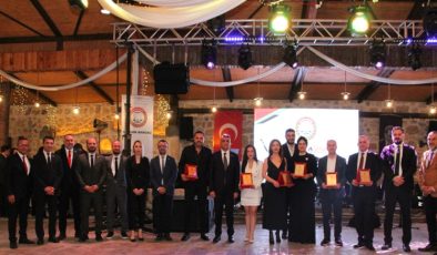 ÖMRÜNÜ ADALET MÜCADELESİNE ADAYAN AVUKATLARA ONUR PLAKETİ