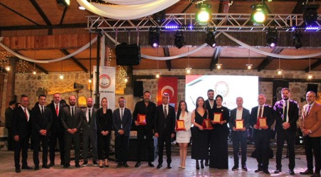 ÖMRÜNÜ ADALET MÜCADELESİNE ADAYAN AVUKATLARA ONUR PLAKETİ