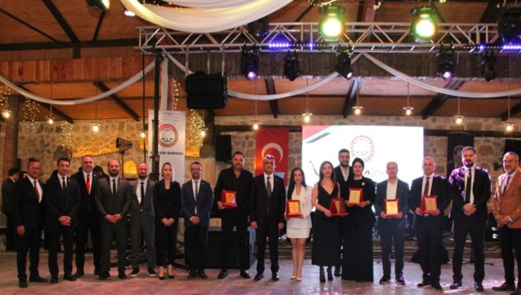 ÖMRÜNÜ ADALET MÜCADELESİNE ADAYAN AVUKATLARA ONUR PLAKETİ